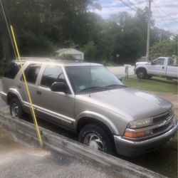 2001  blazer. 180k. New head gasket. Starts, runs, drives.  Have Title and reg. 