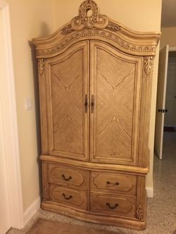 Kevin Charles Armoire