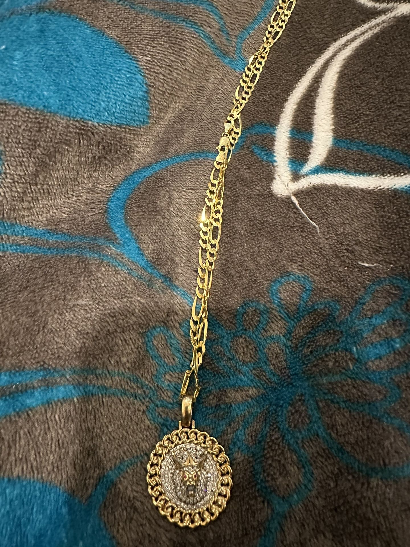 Gold Fígaro Chain And Lion Diamond Pendant