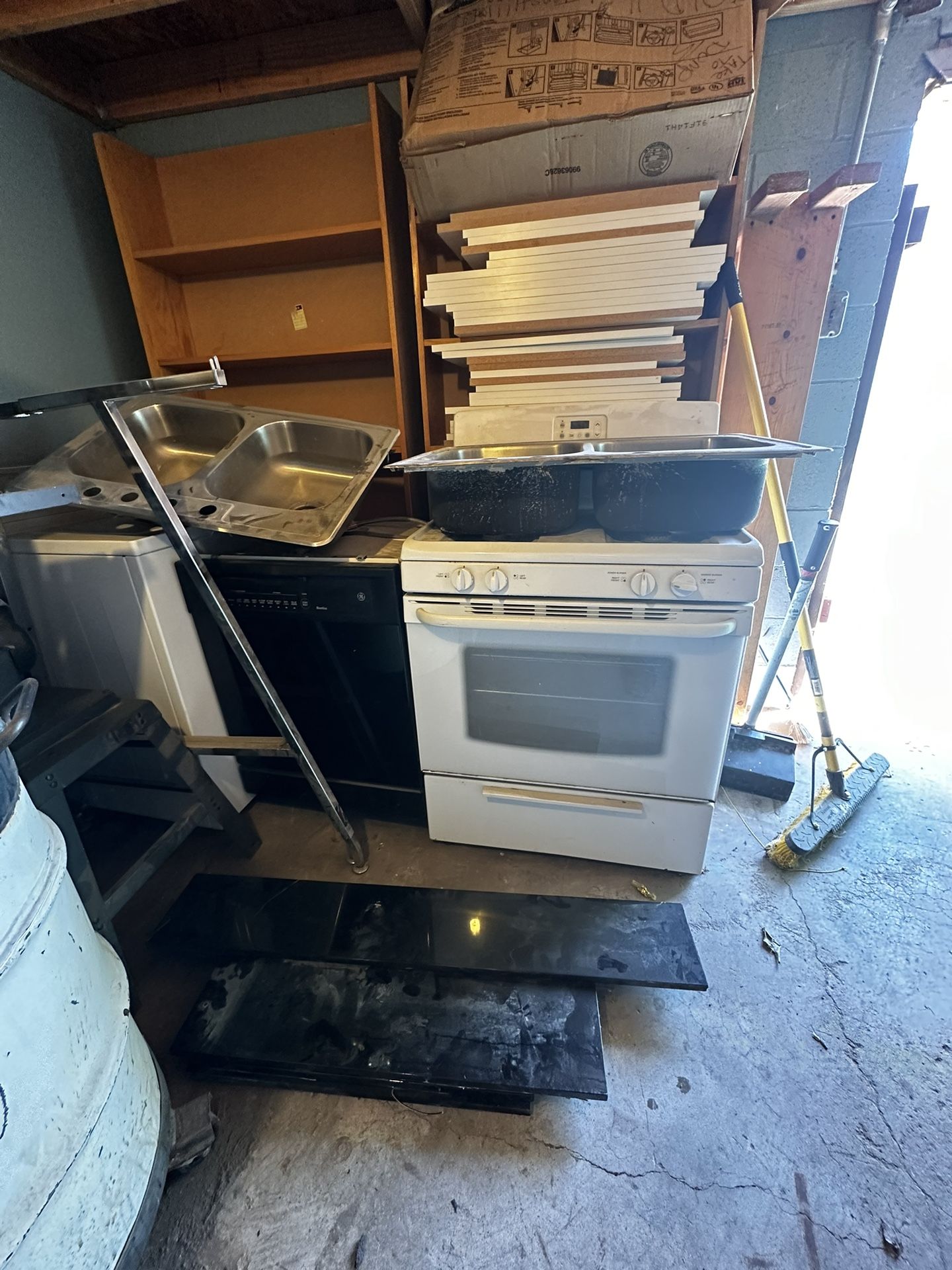 GE Dishwasher & Stove Bundle