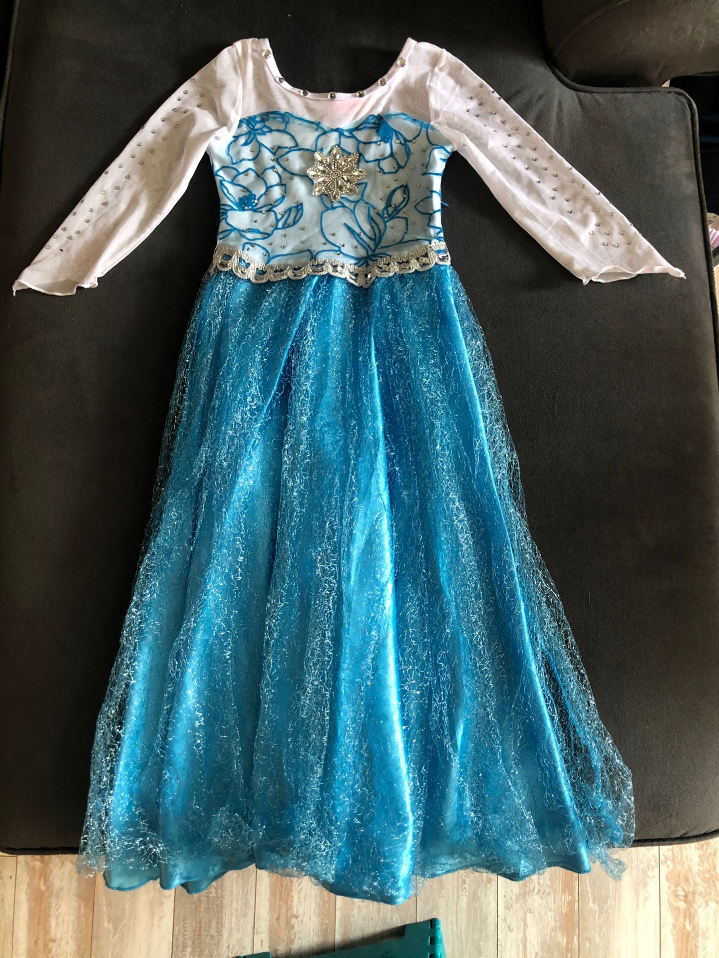 Elsa gown With train 4T