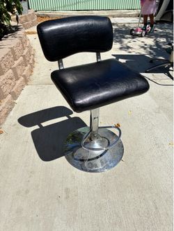 Spinning chairs and tattooing adjusting chair