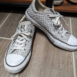 Converse Size 7 (Fits Women's Size 7&1/2)