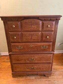 Five drawer dresser, solid wood, no smells great condition Five drawer dresser, solid wood, no smells great condition