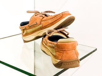 Size 4 kids us Sperrys in good condition rarely worn