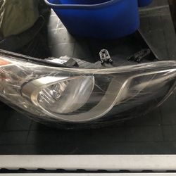 2011 Hyundai elentra passenger side headlight