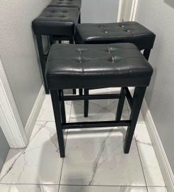 $100 Firm !! 30 in Bar Height Stools Set of 4 in great condition