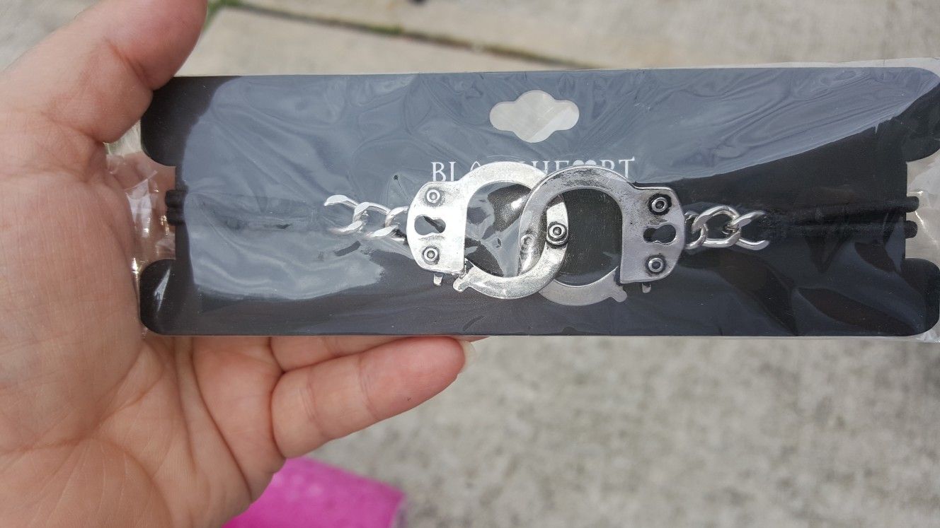 Handcuffs choker