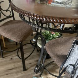 Kitchen Table With Fourchairs