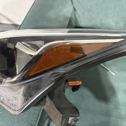 OEM L/ R NISSAN VERSA HEADLIGHTS