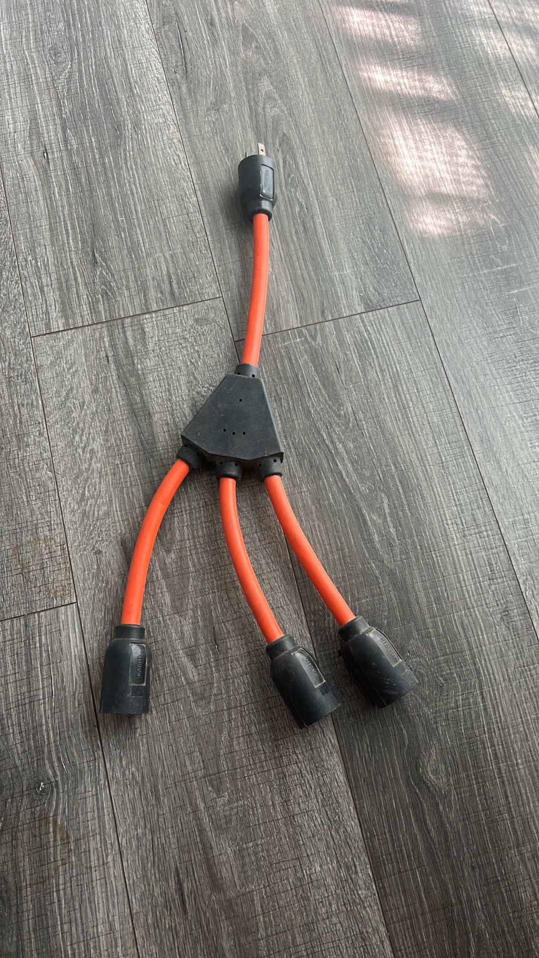 Triple directional electric extension cord
