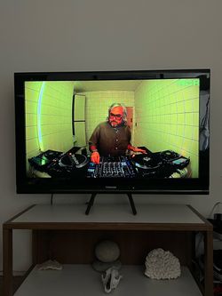 40’ TOSHIBA TV