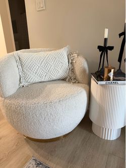Modern White Sherpa Swivel Accent Chair – Excellent Condition