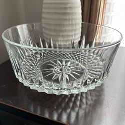 Vintage Diamant Starburst Patterned Brilliant Cut French Arcoroc Luninarc Round Fruit Bowl Set Featuring Elegant Diamond Pattern Design