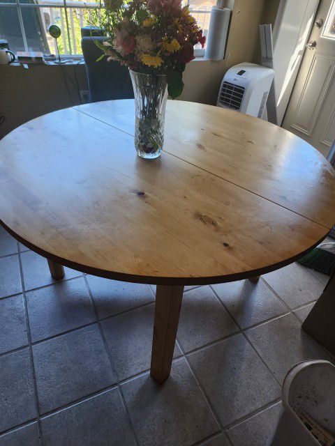 Large Round Table Seats 6 With Built In Leaf Seats 8 Pending Until FRIDAY