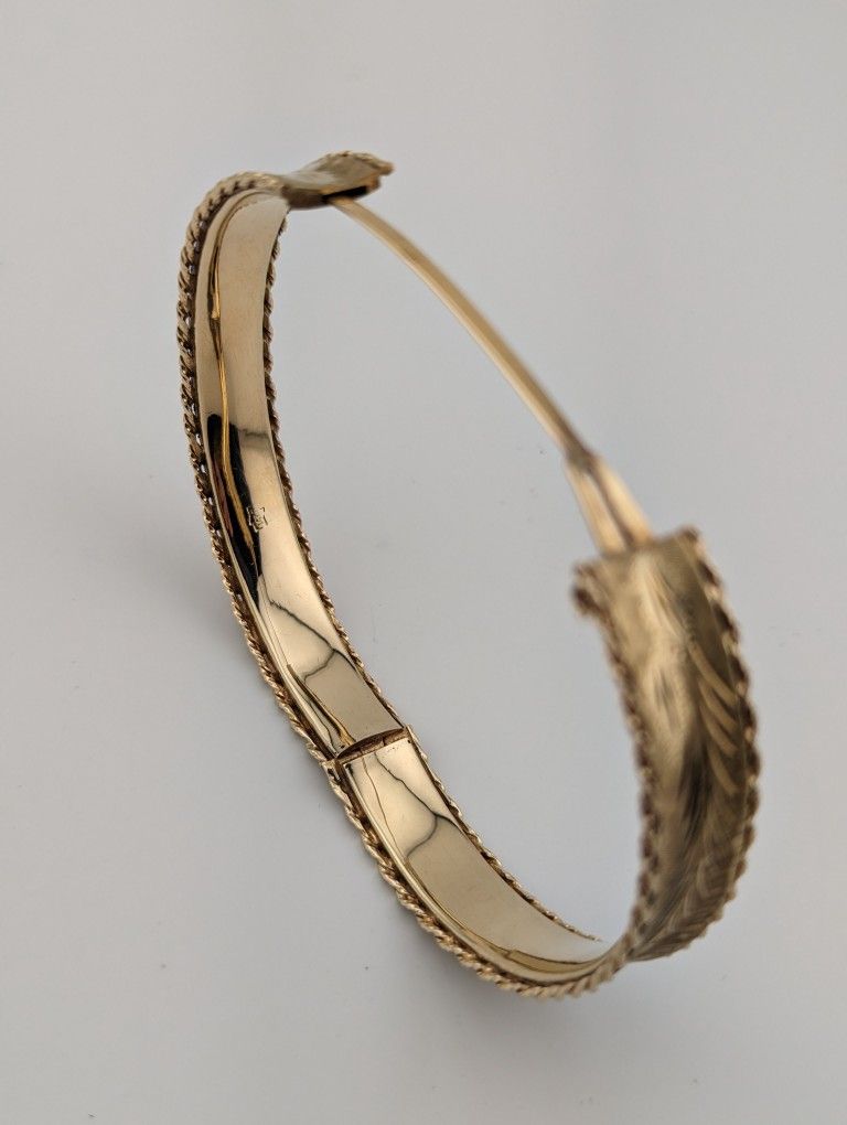 Gorgeous 14K Gold Etched Rope Border Oval Hinge Bangle