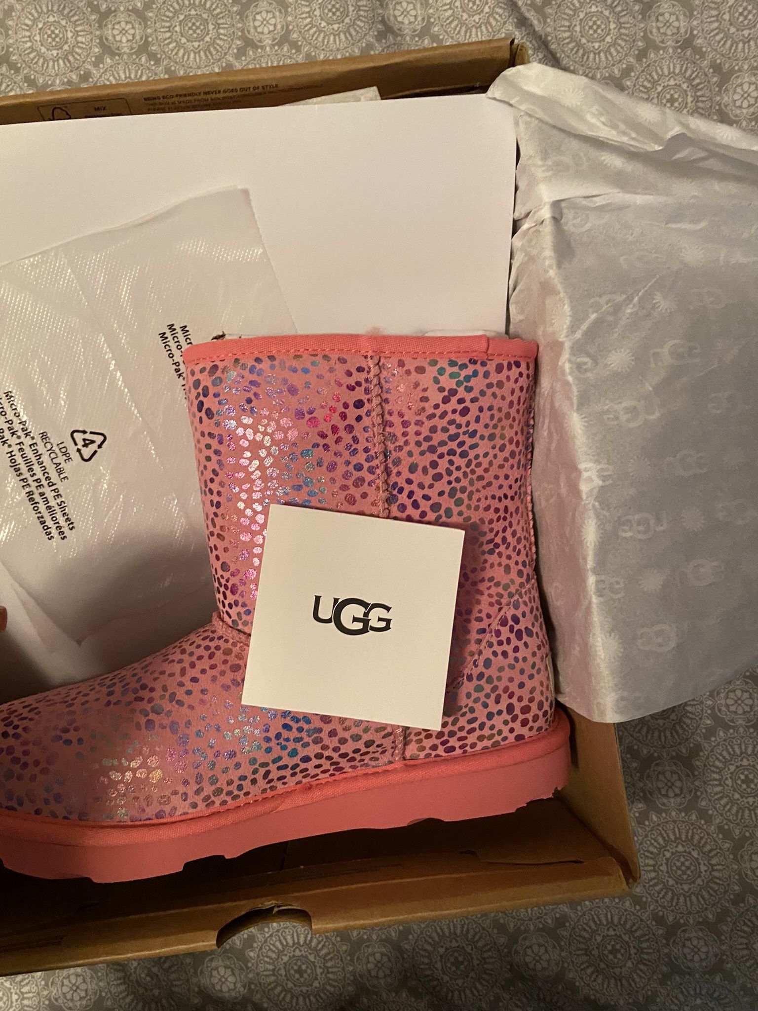 Brand New Uggs Size 6 Pink Glitter Print