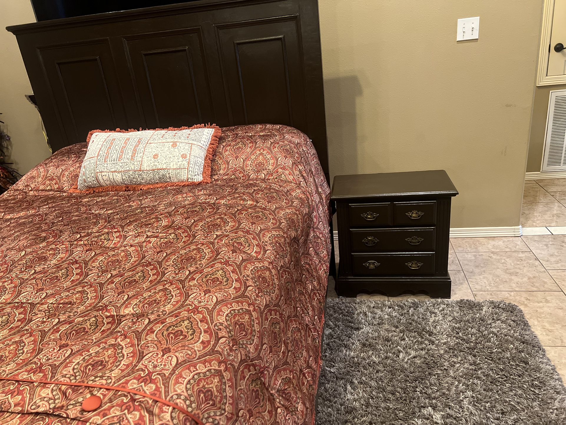 Queen Bed Frame And Night Stand/ Cama Y Burro 