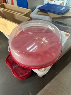 ROUND DEVILED EGG CONTAINER WITH LID IN PERFECT CONDITION