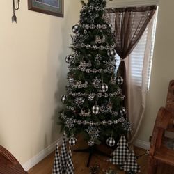 Árbol 7 Pies Con Decoración Incluida Todo Por $100