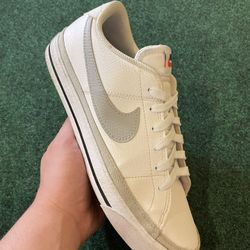 Size 8 - Nike Legacy Court 
