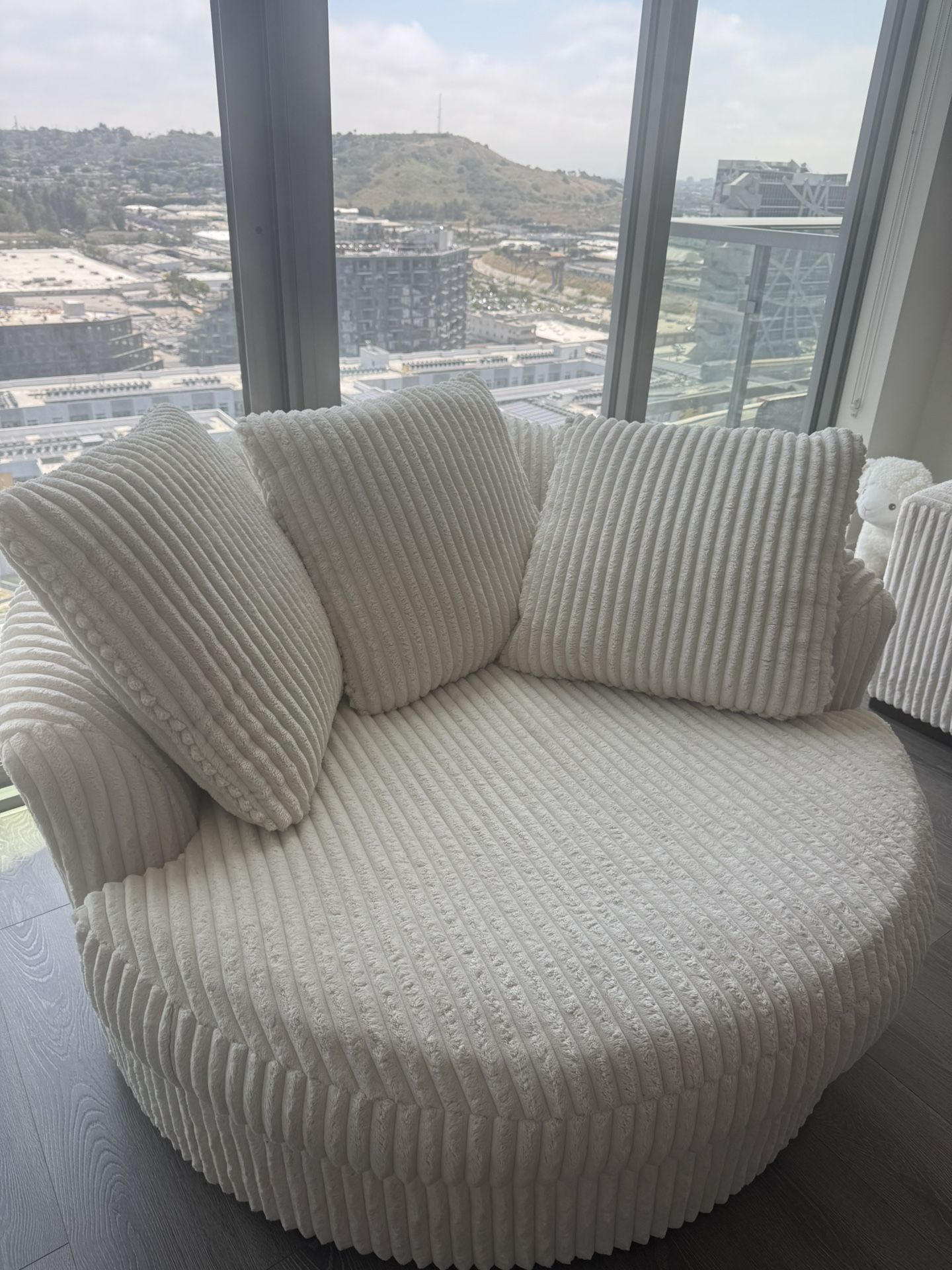 Signature Design by Ashley Lindyn Oversized Swivel Fabric Accent Chair in Ivory