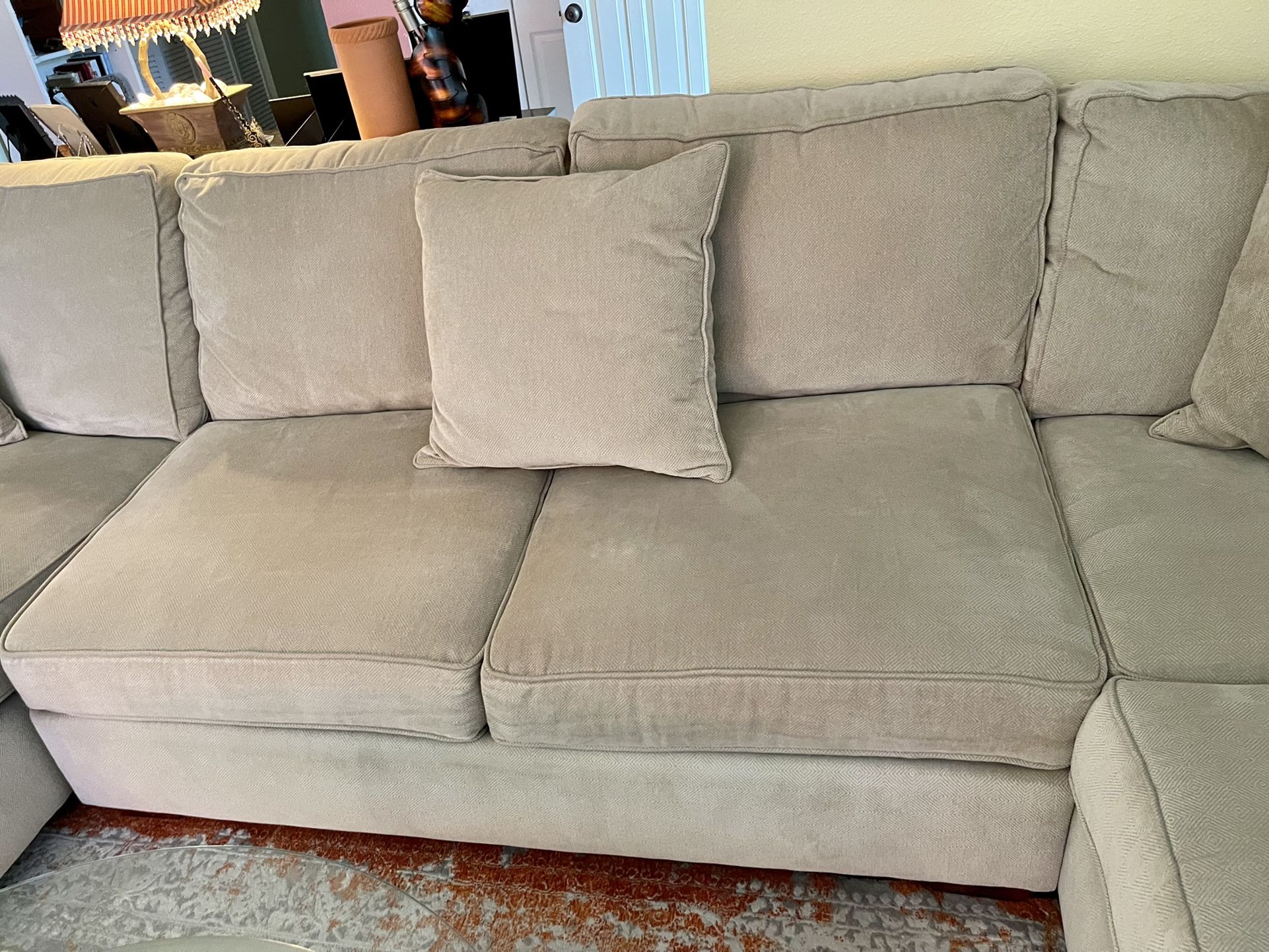 Haverty’s Norfolk Sectional Sofa Linen 3 Piece Used Excellent Condition for Sale in Fort