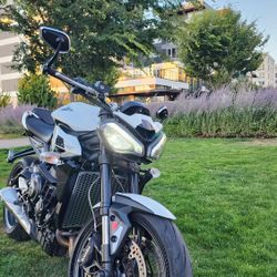 2024 Triumph Street Triple R 765 Crystal White