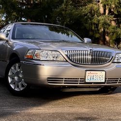 2010 Lincoln Town Car Signature Limited