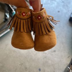 Baby girl brown moccasin boots size 3 to 6 months