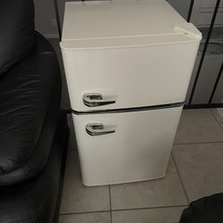 Retro mini fridge
