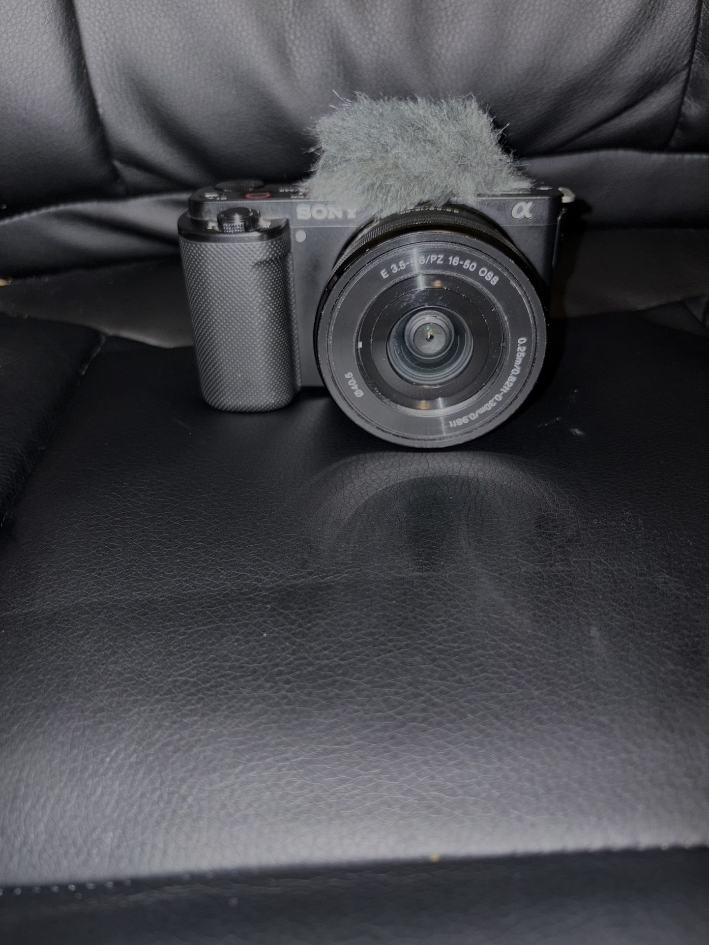 Sony ZV-E10 + Kit Lens + 2 extra batteries with a battery charger