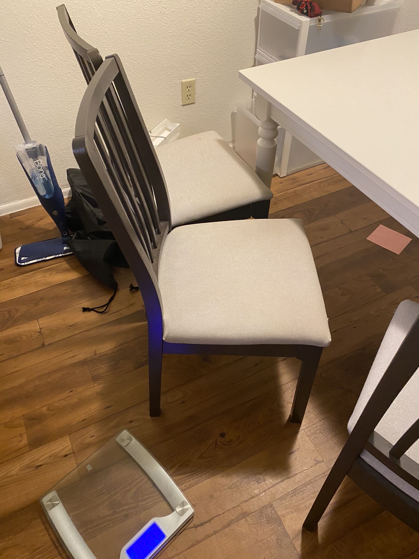 IKEA Dinning table with 4 chairs (extendable table)