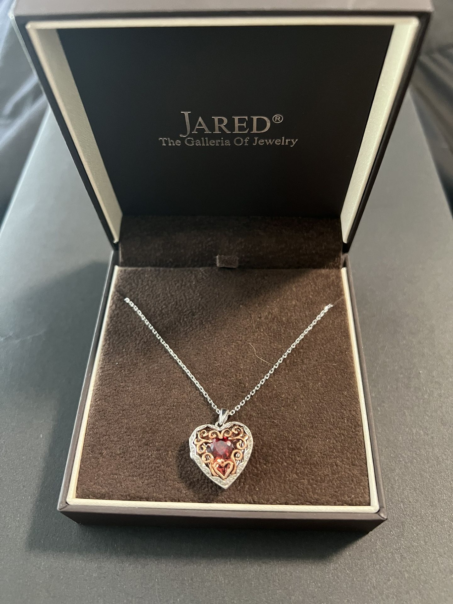 JARED Woman’s Heart Locket Necklace