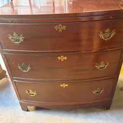 I sell an antique Morganton chest of drawers, early 19th century. Cherry and maple, three spacious drawers, a beautiful bomb facade. Original brass fi