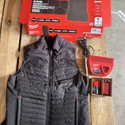 Milwaukee m12 women’s heated axis vest kit Size M price firm new