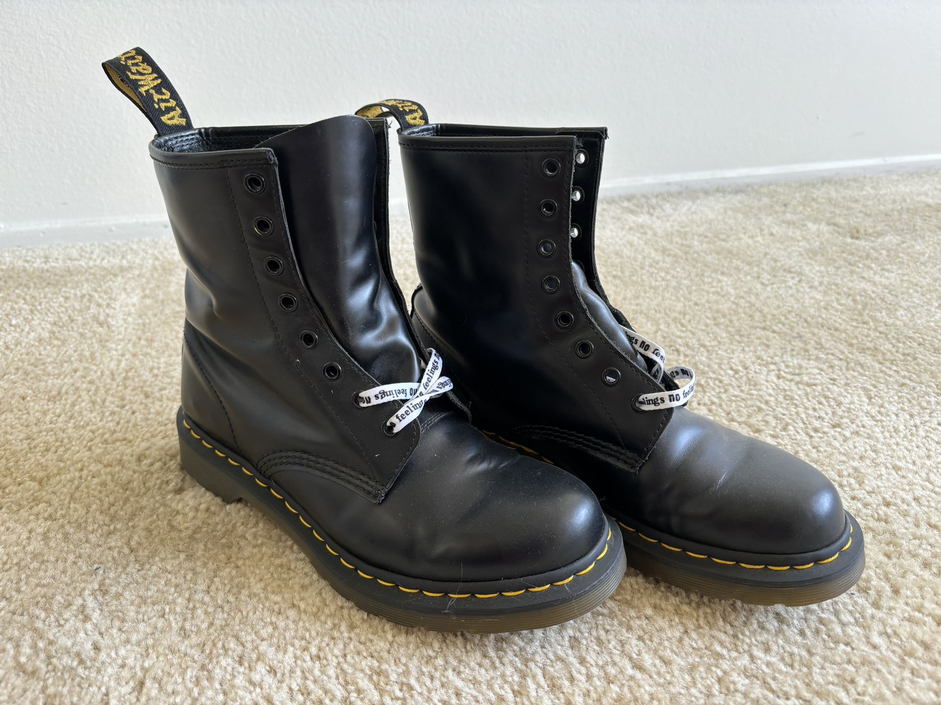 **LIKE NEW** Doc Martens Matte Leather Boots WITH LIMITED EDITION SEX PISTOLS LACES