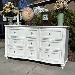 White 9 Drawer Dresser Chest of Drawers Furniture Great Condition 