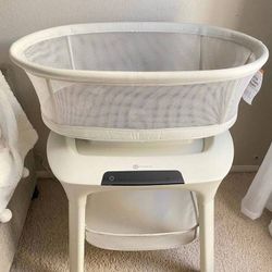 Brand New 4moms Mamaroo Bassinet