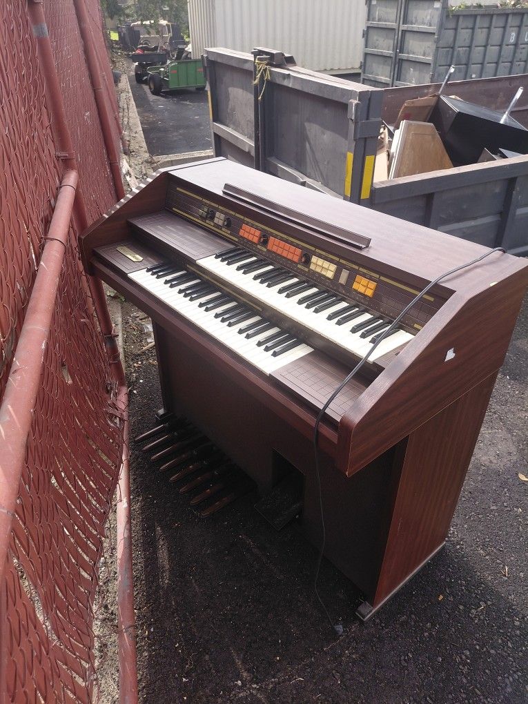 Older Electric Organ. Works Great