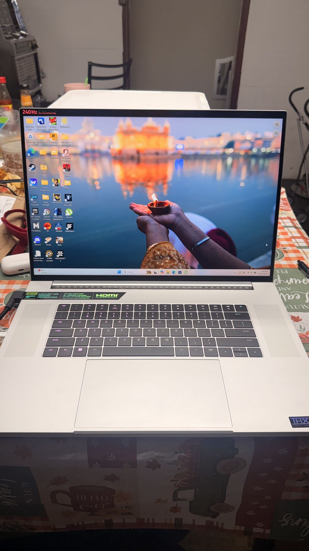 Razer Blade 18 - 18" Gaming Laptop UHD Intel Core i9 - NVIDIA GeForce RTX 4090, 32GB RAM - 2 TB SSD - Mercury - Open Box - Perfect condition.