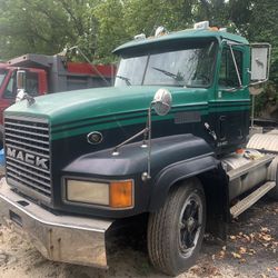 2000 Mack Tractor 