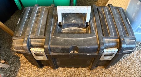 (EM) 26” Husky Toolbox with nice tools