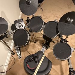 Alesis Drums Surge Mesh Kit + Strike Amp 8 2000W Amp/Speaker  