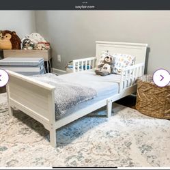 Toddler  Bed Wood & 2 Mattress Protectors & 2 Sheets