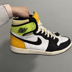 Air Jordan 1 - Volt Gold 