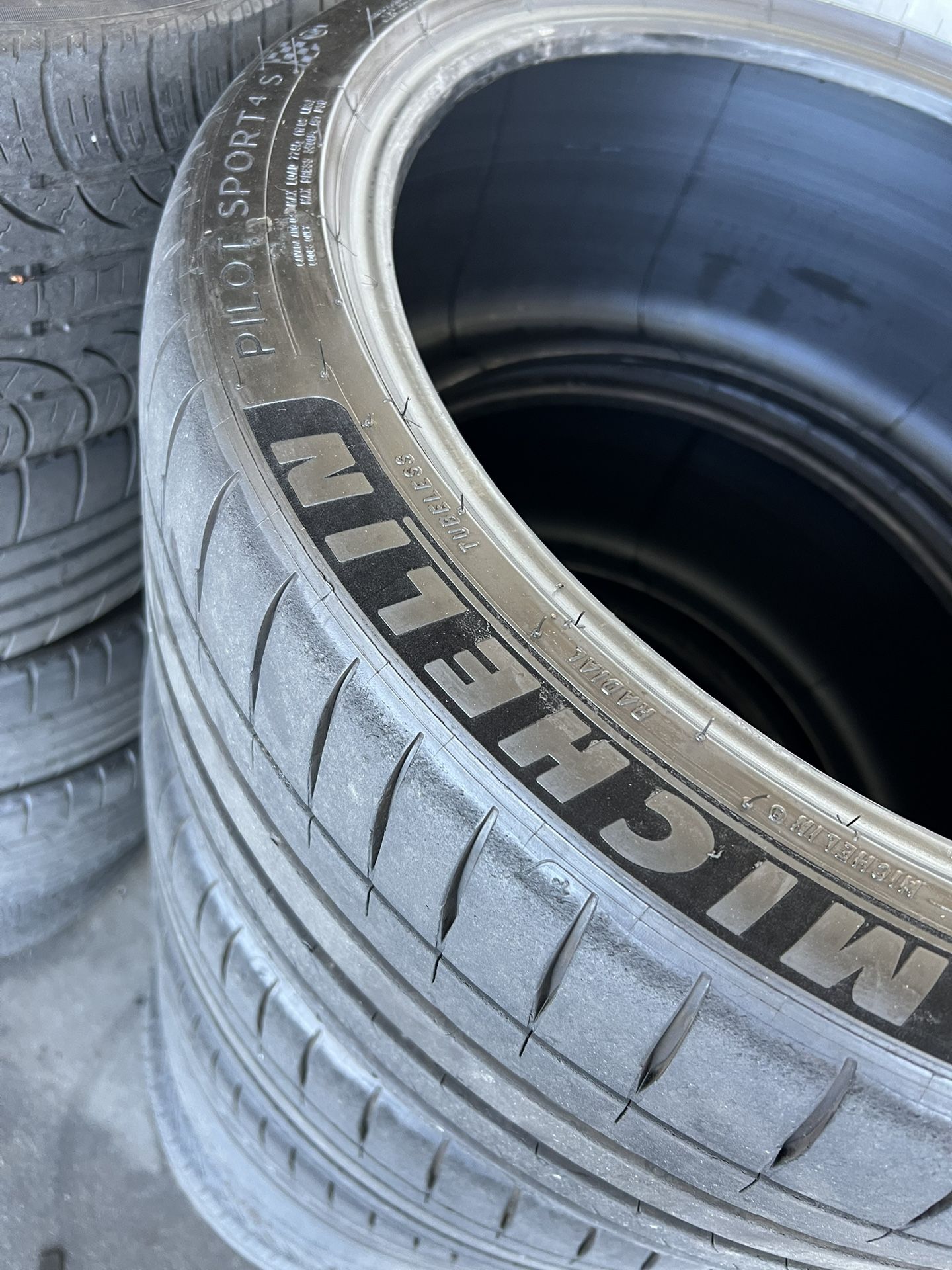 255/35/19 Pirelli P Zero