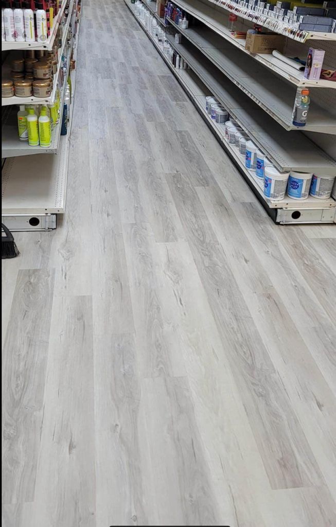 🏡MAX22-Vinyl Luxury SPC Flooring $1,89 Sf . .100%waterproof. Rigid Core .Grayish Color. Padding Attached