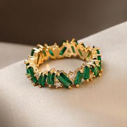 R93 Amazing ring with green zircons!