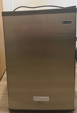 Whynter Upright Freezer with Lock, 2.1 Cu. Ft. (BROKEN)